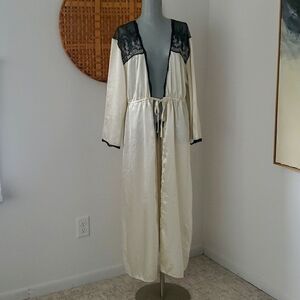 Ivy & Annabelle | Lace Trimmed Robe